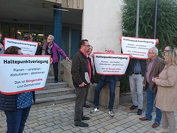 Übergangen fühlen sich die Anlieger des Leimhüll und das gaben sie den Hirschaider Marktgemeinderäten mit auf den Weg zu einer vermeintlichen Schicksals-Sitzung. Foto: Udo Wüst