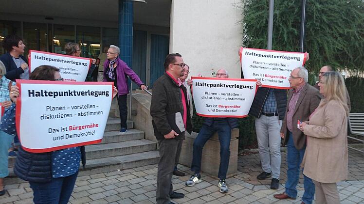 Übergangen fühlen sich die Anlieger des Leimhüll und das gaben sie den Hirschaider Marktgemeinderäten mit auf den Weg zu einer vermeintlichen Schicksals-Sitzung. Foto: Udo Wüst