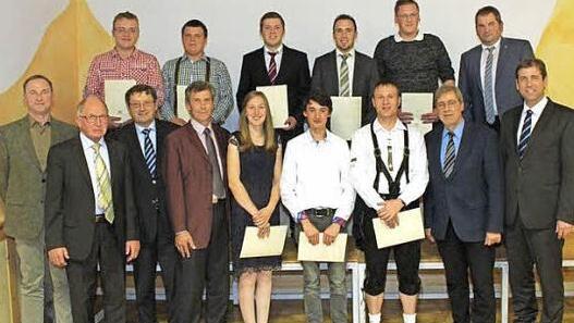 Die erfolgreichen Coburger Absolventen stehen jetzt den Betrieben der Region zur Verf&uuml;gung. Foto: Gabi Bertram