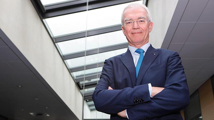Auch ganze Lichtbänder - wie hier über dem Firmenchef - fertigt Lamilux. Foto: Matthias Hoch