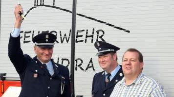 "Wir haben ihn, den Schlüssel für unser neues Fahrzeug!" Kommandant Harald Schüssler freut sich zusammen mit seinem Stellvertreter Rainer Förg. Den Schlüssel überreichte Bürgermeister Bernold Martin. Foto: Horst Conze