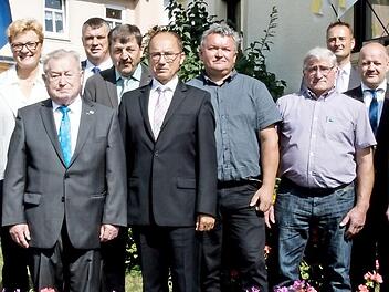 Auf dem Bild von links: Landrat Christian Meißner, Heinrich Kunzelmann, Monika Hohlmeier, Osswald Krappmann, Zweiter Bürgermeister Hans-Josef Stich, Josef Eichhorn, stellvertr. OV-Vorsitzender Wolfgang Herold, Helmut Reinhardt, Johann Zenk, OV-Vorsitzender Tobias Dusold, Andreas Pfarrdrescher, MdB Emmi Zeulner und der Bürgermeister von Bad Staffelstein, Jürgen Kohmann Foto: Hartmut Klamm