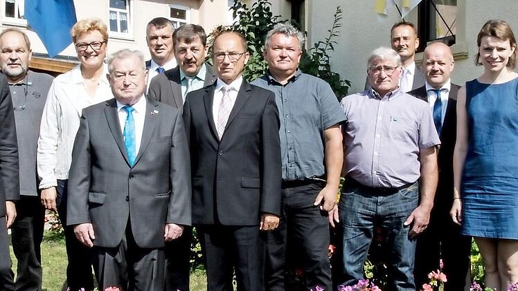 Auf dem Bild von links: Landrat Christian Meißner, Heinrich Kunzelmann, Monika Hohlmeier, Osswald Krappmann, Zweiter Bürgermeister Hans-Josef Stich, Josef Eichhorn, stellvertr. OV-Vorsitzender Wolfgang Herold, Helmut Reinhardt, Johann Zenk, OV-Vorsitzender Tobias Dusold, Andreas Pfarrdrescher, MdB Emmi Zeulner und der Bürgermeister von Bad Staffelstein, Jürgen Kohmann Foto: Hartmut Klamm