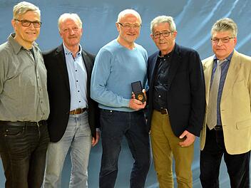TSV-Vorsitzender Egon Göbel (zweiter von rechts) gratuliert den langjährigen Mitgliedern Joachim Metz (von links), Wolfgang Beil, Hubert Vogel, sowie Robert Metzler.  Foto: Peter Rauch