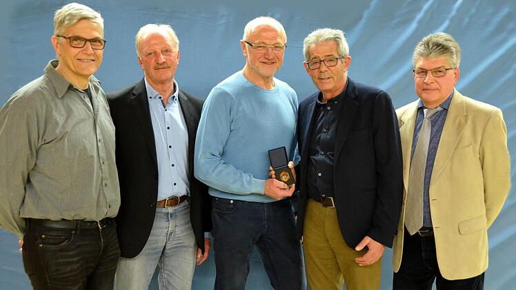 TSV-Vorsitzender Egon Göbel (zweiter von rechts) gratuliert den langjährigen Mitgliedern Joachim Metz (von links), Wolfgang Beil, Hubert Vogel, sowie Robert Metzler.  Foto: Peter Rauch