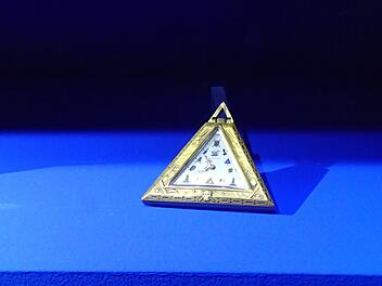 Das Dreieck als Freimaurer-Symbol der Gottheit: Eine entsprechende Uhr im Freimaurermuseum Bayreuth.