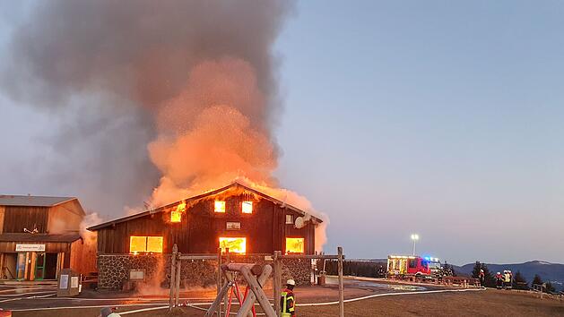 Kissinger H&uuml;tte im Kreis Rh&ouml;n-Grabfeld brennt lichterloh - Geb&auml;udeteil bereits eingest&uuml;rzt