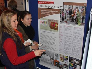 Eva Maier und Phe Philine Föllmer informieren sich an einer der 16 Schautafeln