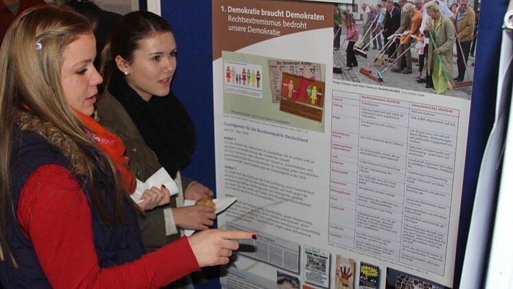 Eva Maier und Phe Philine Föllmer informieren sich an einer der 16 Schautafeln