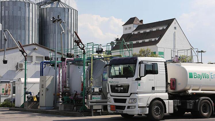 Die Baywa-Sparte Energie - im Bild der Standort Bamberg (vorne ein Tanklager, im Hintergrund Silos der Sparte Agrar) - spürt derzeit die Kaufzurückhaltung der Kunden infolge des milden Winters. Foto: Matthias Hoch