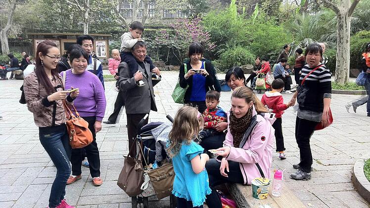Gewöhnungsbedürftig: Wo immer Grete Kahl mit ihren beiden blonden Töchtern auftaucht, sind sie eine Sensation. Die Chinesen zücken sofort die Kameras und wollen die Mädchen berühren.