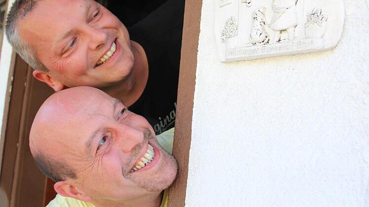Marco Nikolai (oben) und Stefan Dotterweich vom NCC haben ihren Faschingsverein auf den Gemeindeseiten des Nachrichtenportals Infranken.de angemeldet, um Öffentlichkeitsarbeit zu machen.  Foto: Benedikt Borst