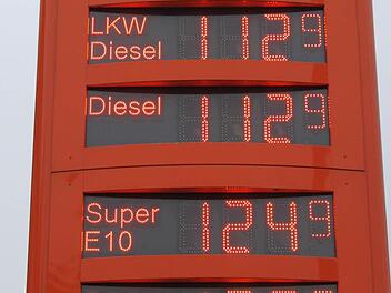1129 Cent für den Liter Diesel, 1289  Cent für Super E 5. Über die niedrigen Spritpreise freuen sich nicht nur diejenigen, die privat viel mit dem Auto fahren. Foto: Alexander Hartmann