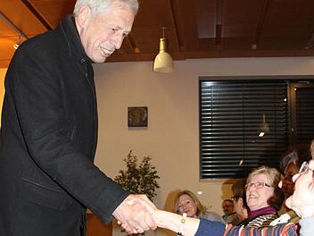 Henning Scherf heißt alle Gäste per Handschlag willkommen. Fotos: Helke Renner