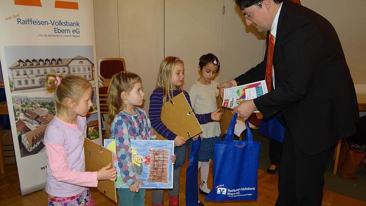 Vorstand Christian Senff (rechts) gratulierte den kreativen Schülern. Unser Bild zeigt die Gewinner der ersten und zweiten Klassen. Eine gerahmte Kopie des Bildes bekam jedes Kind als geschenkt. Die Originale wurden auf Landesebene weitergeleitet.