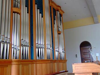Seit zehn Jahren schmückt die Rieger-Orgel die Nordhalbener Pfarrkirche. Am Samstag wird der Geburtstag mit einem Festgottesdienst gefeiert.  Foto: Norbert Neugebauer
