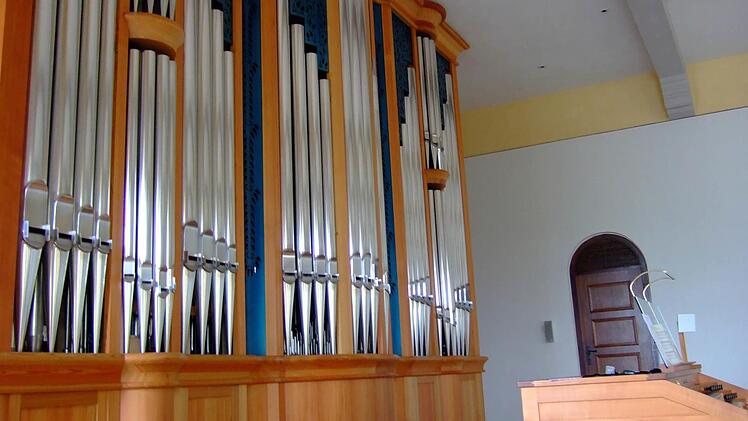 Seit zehn Jahren schmückt die Rieger-Orgel die Nordhalbener Pfarrkirche. Am Samstag wird der Geburtstag mit einem Festgottesdienst gefeiert.  Foto: Norbert Neugebauer