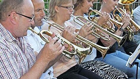 Beim Posaunenchor in Kirchleus ist es keine Seltenheit, dass mehrere Generationen mit von der Partie sind. Fotos: Sonny Adam