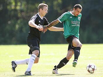 Nils Lerch (l.) vom FV 1912 verfolgt den vierfachen 08-Torschützen Frank Fleischmann.Fotos: sportpress