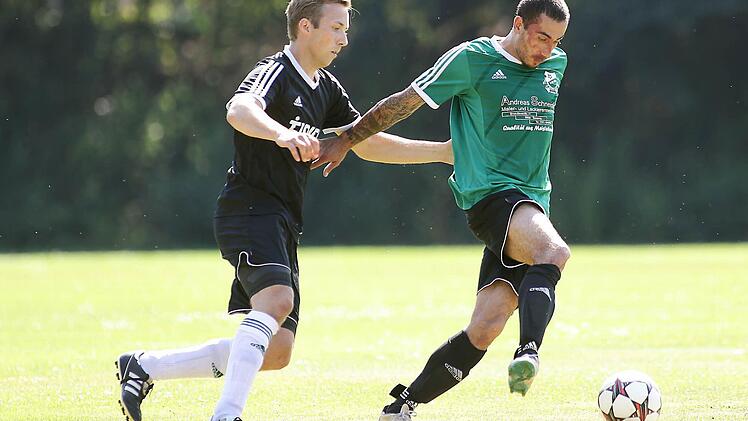 Nils Lerch (l.) vom FV 1912 verfolgt den vierfachen 08-Torschützen Frank Fleischmann.Fotos: sportpress