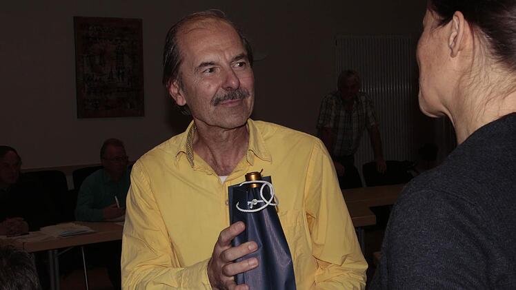 Eberhard Krieger erhält von Christiane Meyer ein Geschenk als kleine Anerkennung. Foto: Josef Hofbauer