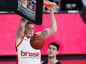 Immer wieder hebelten die Bamberger mit ihrem guten Passspiel die Alba-Defensive aus. Hier dunkt Daniel Theis, Bogdan Radosavljevic bleibt nur die Rolle des Zuschauers. Fotos: Daniel Löb