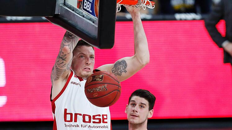 Immer wieder hebelten die Bamberger mit ihrem guten Passspiel die Alba-Defensive aus. Hier dunkt Daniel Theis, Bogdan Radosavljevic bleibt nur die Rolle des Zuschauers. Fotos: Daniel Löb