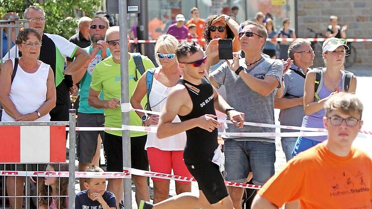 Auf dem Hofheimer Marktplatz verfolgten die Zuschauer mit großem Interesse die Rennen.