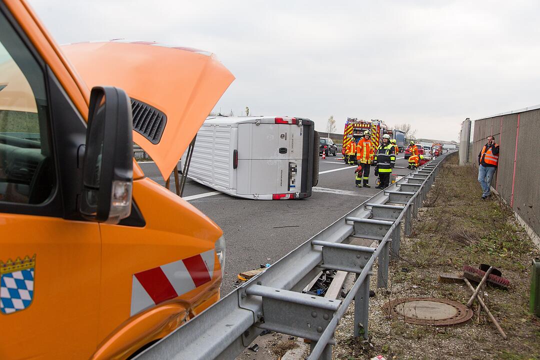 Sprinter kracht ungebremst in Baustellenfahrzeug