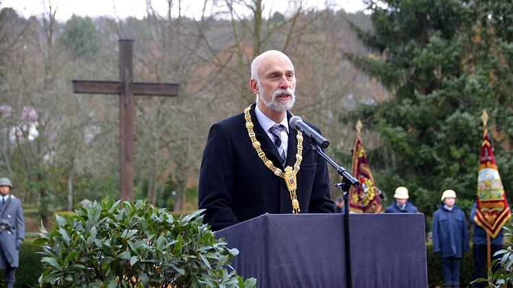Oberbürgermeister Kay Blankenburg erinnert an die Toten des Zweiten Weltkriegs. Foto: Peter Rauch