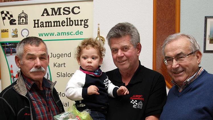 Peter Volkamer (links) wurde als Motorradbeauftragter verabschiedet, Xaver Roider (Mitte) mit seiner Enkelin Mia, dem jüngsten AMSC-Mitglied, erhielt Silber. Rechts Ehrenvorsitzender Johannes Deinlein.Foto: Karlheinz Franz