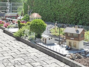 Die Modelleisenbahn ist ein kleines Schmuckstück und Kunstwerk im Garten. Fotos: Heidi Amon