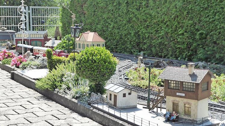 Die Modelleisenbahn ist ein kleines Schmuckstück und Kunstwerk im Garten. Fotos: Heidi Amon