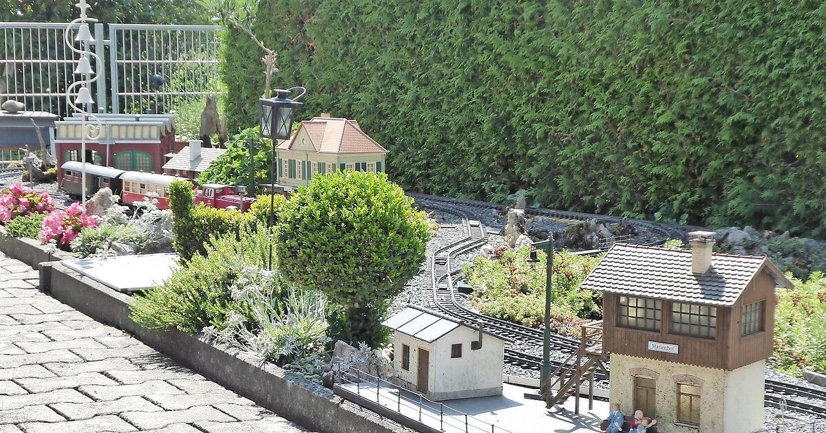 Eisenbahn fährt durch Garten