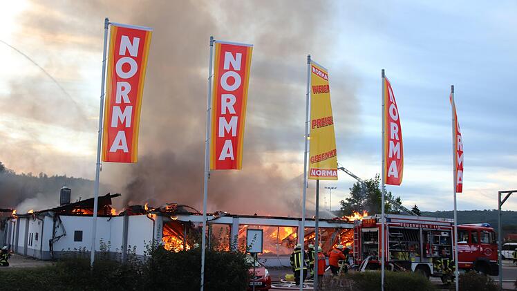 Das Gebäude in Schlüchtern brannte bis auf die Grundmauern ab. Etwa 24 Stunden zuvor hatte es schon in einem Sonderposten-Markt gebrannt. Foto: Ulrich Schwind