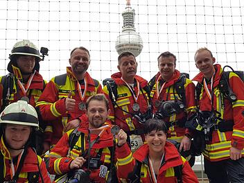 Diese acht Atemschutz-Geräteträger aus Marktleugast haben am Samstag ihr Können beim "Firefighter Stairrun" im Park-Inn Hotel am Alexanderplatz in Berlin unter Beweis gestellt. Unser Bild zeigt (stehend von links) Justin Diering, Andreas Greim, Uwe Keller, Daniel Schramm und Maximilian Völkl sowie (kniend von links) Marcel Bauer, Christoph Sokol und Pamela Richter.Klaus-Peter Wulf