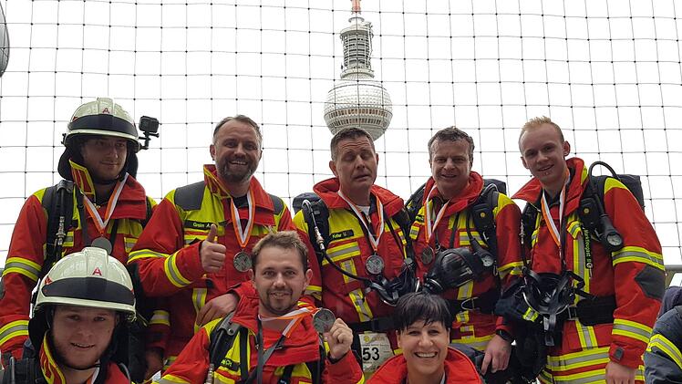 Diese acht Atemschutz-Geräteträger aus Marktleugast haben am Samstag ihr Können beim "Firefighter Stairrun" im Park-Inn Hotel am Alexanderplatz in Berlin unter Beweis gestellt. Unser Bild zeigt (stehend von links) Justin Diering, Andreas Greim, Uwe Keller, Daniel Schramm und Maximilian Völkl sowie (kniend von links) Marcel Bauer, Christoph Sokol und Pamela Richter.Klaus-Peter Wulf