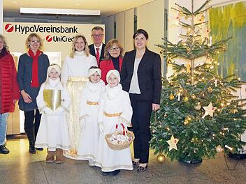 Auch in diesem Jahr erfüllte die HypoVereinsbank Kronach viele Weihnachtswünsche von Kindern.  Foto: Heike Schülein