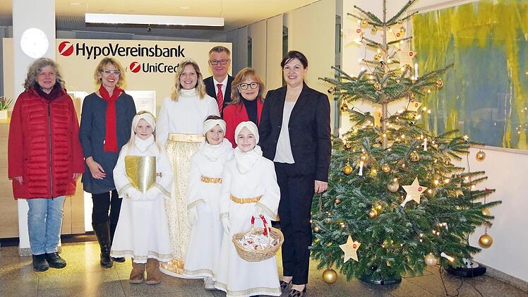 Auch in diesem Jahr erfüllte die HypoVereinsbank Kronach viele Weihnachtswünsche von Kindern.  Foto: Heike Schülein