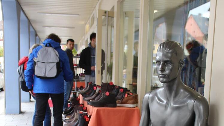 Dass dieser junge Mann keine Hosen trug, war noch sein geringstes Problem. Viel schlimmer war, dass er keine Schuhe hatte.