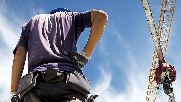 Bauarbeiter haben auch in Krisenzeiten viel zu tun. Sie sollen jetzt an den steigenden Umsätzen der Branche beteiligt werden, fordert die IG Bau.