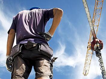 Bauarbeiter haben auch in Krisenzeiten viel zu tun. Sie sollen jetzt an den steigenden Ums&auml;tzen der Branche beteiligt werden, fordert die IG Bau.