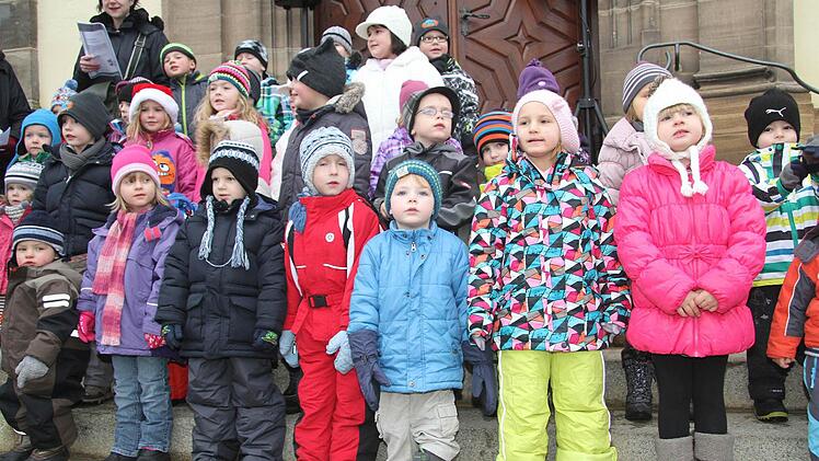 Die Kinder der katholischen Tagesstätte eröffneten den Weihnachtsmarkt mit adventlichen Liedern.