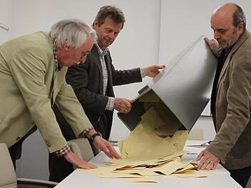 Der Wähler hat gesprochen: Bernd Theo Hansen, Michael Trümbach und Werner Brönner leeren im Rathaus die erste Wahlurne. Foto: Thomas Ahnert