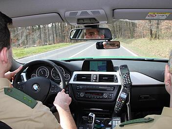 Auf Kontrollfahrt: Dominik Gebauer und Daniela Hasenpflug haben ihre Augen überall. Die Ordnungshüter schauen im Altlandkreis Bad Brückenau nach dem Rechten. Fotos: Ulrike Müller