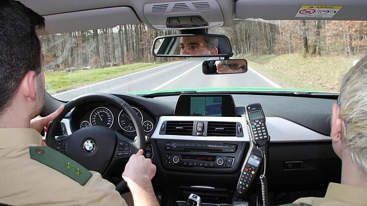Auf Kontrollfahrt: Dominik Gebauer und Daniela Hasenpflug haben ihre Augen überall. Die Ordnungshüter schauen im Altlandkreis Bad Brückenau nach dem Rechten. Fotos: Ulrike Müller