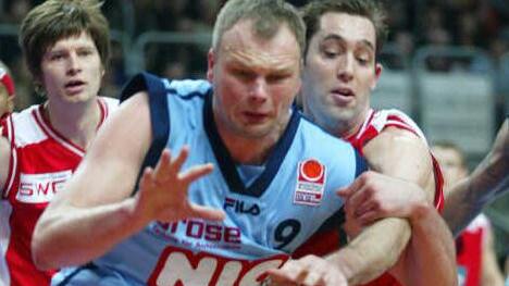 Uvis Helmanis: Den "lettischen Bären" zog es nach seiner Zeit in Bamberg in die Heimat zurück, wo er noch bis 2010 aktiv Basketball spielte. Danach trainierte er verschiedene Mannschaften und coacht aktuell Liepajas Lauvas in der ersten lettischen Liga.