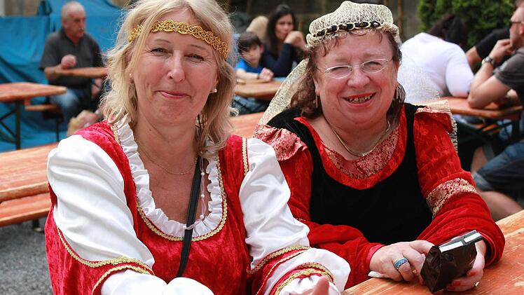 Die beiden Burgfräuleins Irene Jungnickel und Brunhilde Giegold freuten sich nicht nur über das schöne Wetter.