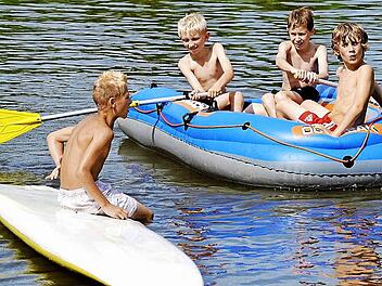 Auf großer Fahrt: Badefreuden und so manch lustige Bootsfahrt auf dem Main begeisterte die Jugendlichen ebenso wie das Fußballspielen.