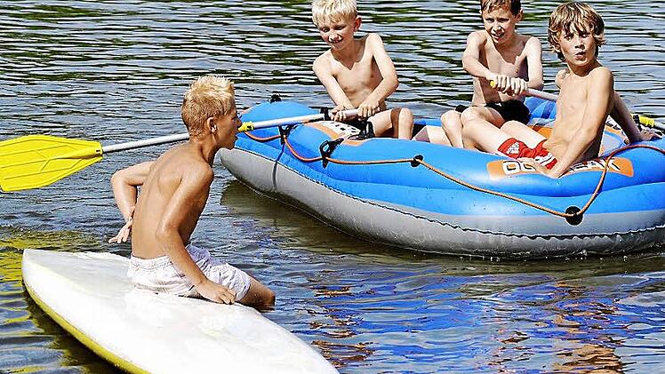 Auf großer Fahrt: Badefreuden und so manch lustige Bootsfahrt auf dem Main begeisterte die Jugendlichen ebenso wie das Fußballspielen.